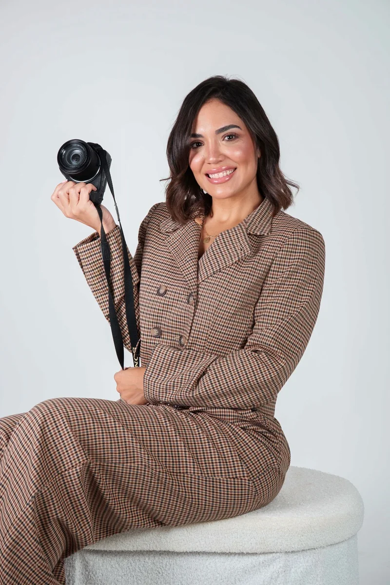 Liliany Pérez Villalobos, sonriente con su cámara